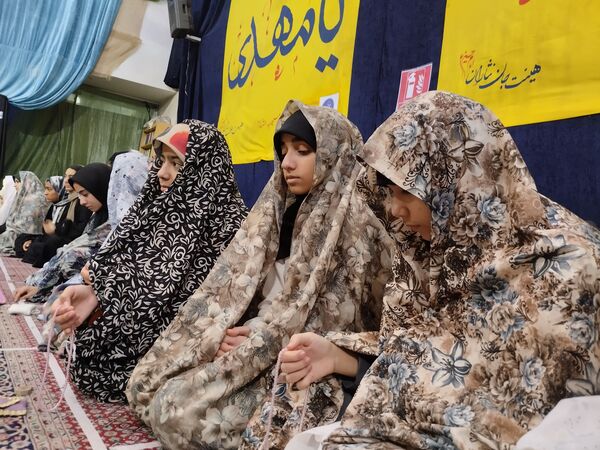 اعتکاف دختران نوجوان در مسجد سیدالشهدا مشهد