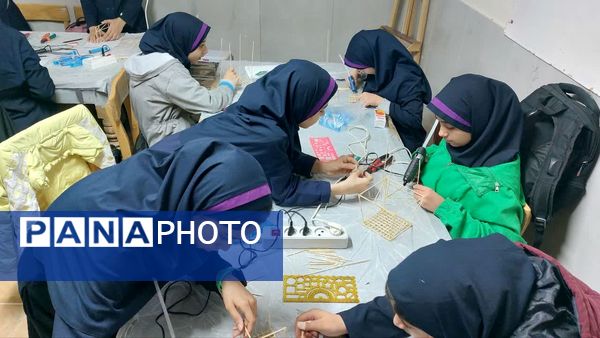 کارسوق سازه های سرنگی در دبیرستان دخترانه شاهدبحرینیان ناحیه۴ اصفهان