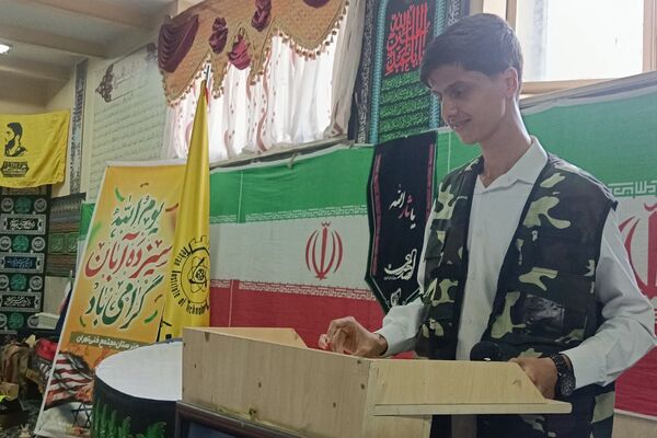 برگزاری مراسم هفته بسیج در هنرستان مجتمع فنی حرفه‌ای تهران در بهارستان‌دو
