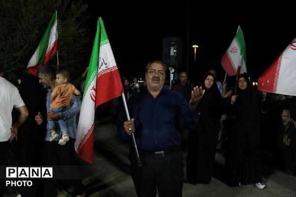 اهتزاز پرچم سه‌رنگ جمهوری اسلامی ایران در میدان امام حسین یزد 