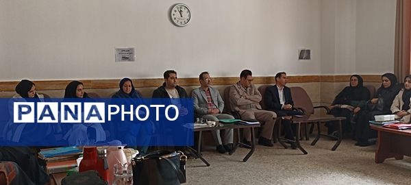 دیدار مدیریت آموزش و پرورش شهریار با دانش‌آموزان مدرسه توحید به مناسبت هفته پژوهش