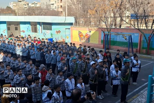 توزیع شیر رایگان در دبستان علی‌اکبر طالبی شهرری