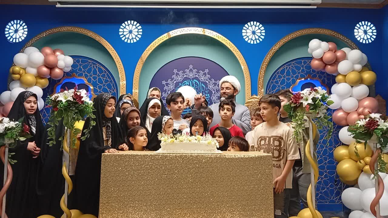 آیین جشن تولد فرزندان شهدا در مسجد مقدس جمکران
