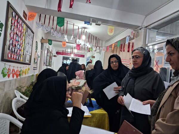 کارنامه‌ها با حضور دبیران تحویل داده شد