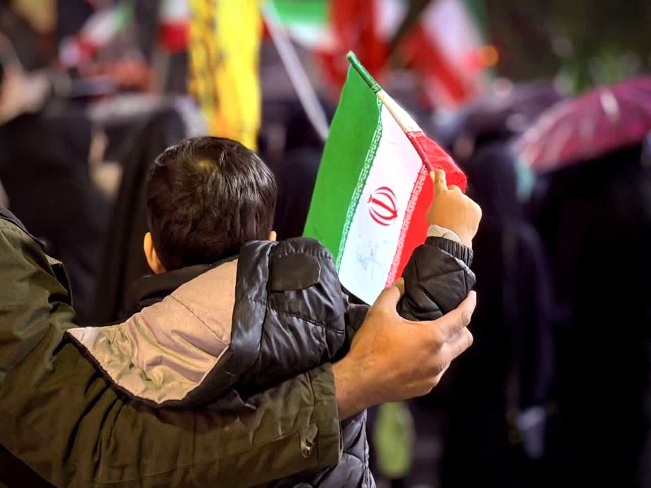 اتحاد پدر و پسری در قلب تپنده ی ملت