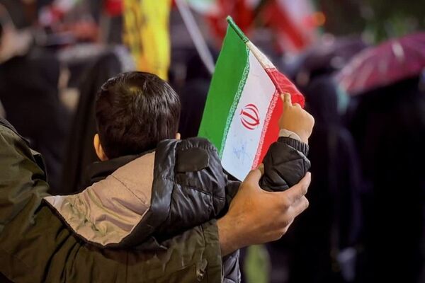 اتحاد پدر و پسری در قلب تپنده ی ملت