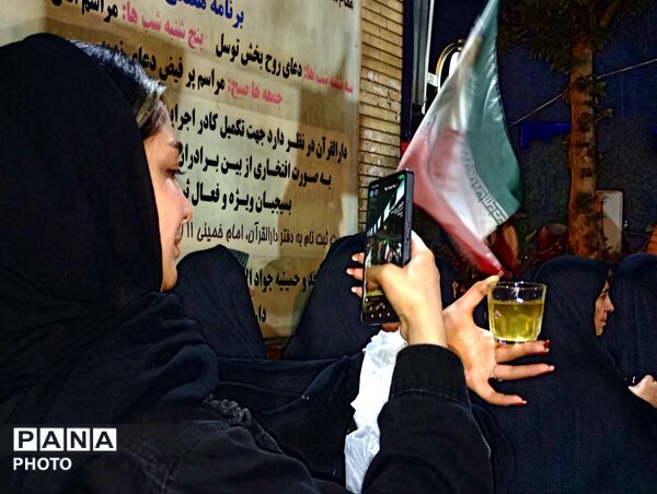 فعالیت موکب چایخانه حضرت زهرا(س)  در حسینیه امام خمینی نیشابور 