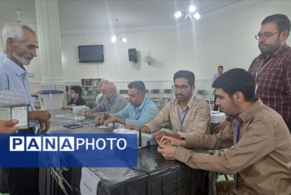 مردم‌ مشهد مثل همیشه با شور و نشاط آمدند تا ایران را بسازند