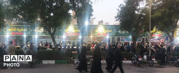 هم اکنون خیابان امام رضا (ع) و خیابان فدائیان اسلام در انتظار تشییع رهبر