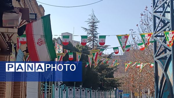 تزئین و فضا آرایی شهر نیشابور به‌مناسبت آغاز دهه فجر 