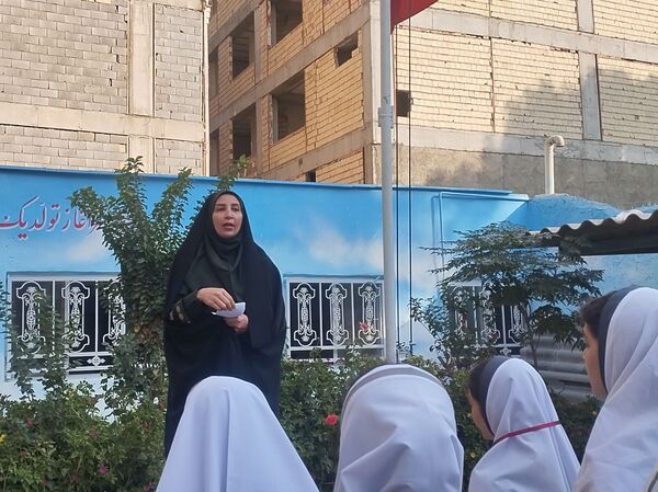 حضور مامور نیروی انتظامی در مدرسه و گفتگوی صمیمی با دانش آموزان و آگاهی بخشی درمورد مسائل امنیتی 