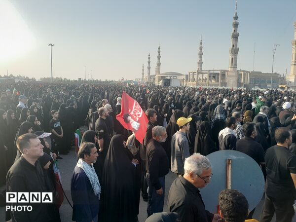 تشیع باشکوه رهبر شهید به همراه خانواده در مسجد مقدس جمکران