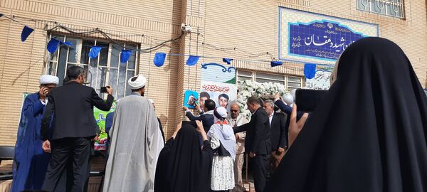 همزمان با سی و یکم شهریور ماه  زنگ شکوفه ها در مدارس باخرز به صدا درآمد