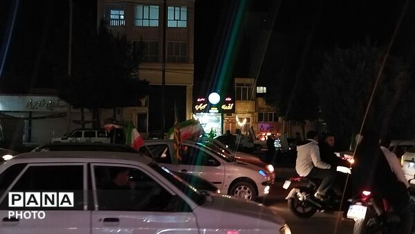 رژه ماشینی در پنجاه و یکمین شب از اجتماعات مردمی در بلوار فضل نیشابور  