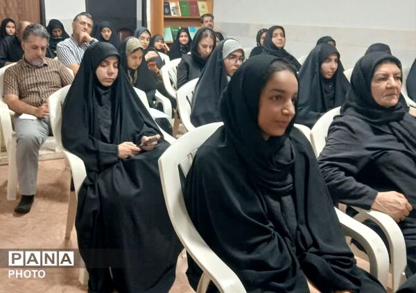 تجلیل از دانش آموزان برگزیده مسابقات شعرخوانی و مشاعره در قم