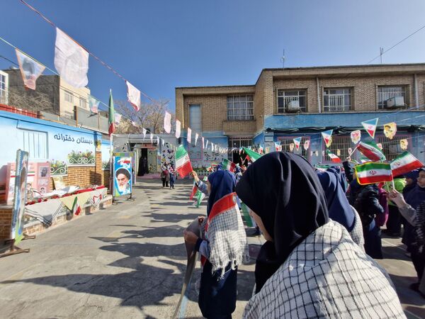 نواختن زنگ انقلاب در دبستان شاهد کوثر ناحیه پنج 