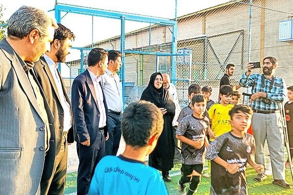 فرماندار کاشمر از سالن و چمن مصنوعی روستای قوژد بازدید کرد