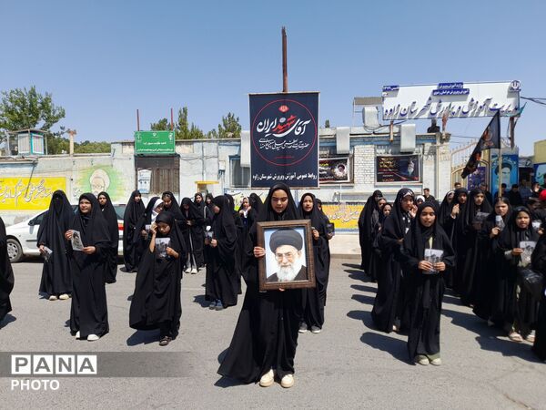 طنین فریاد استکبارستیزی دانش‌آموزان زاوه با اجرای سرود «باید برخاست»