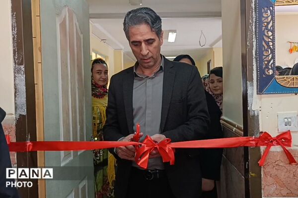 نمایشگاه کار و فناوری در دبیرستان نشاط بهارستان‌دو