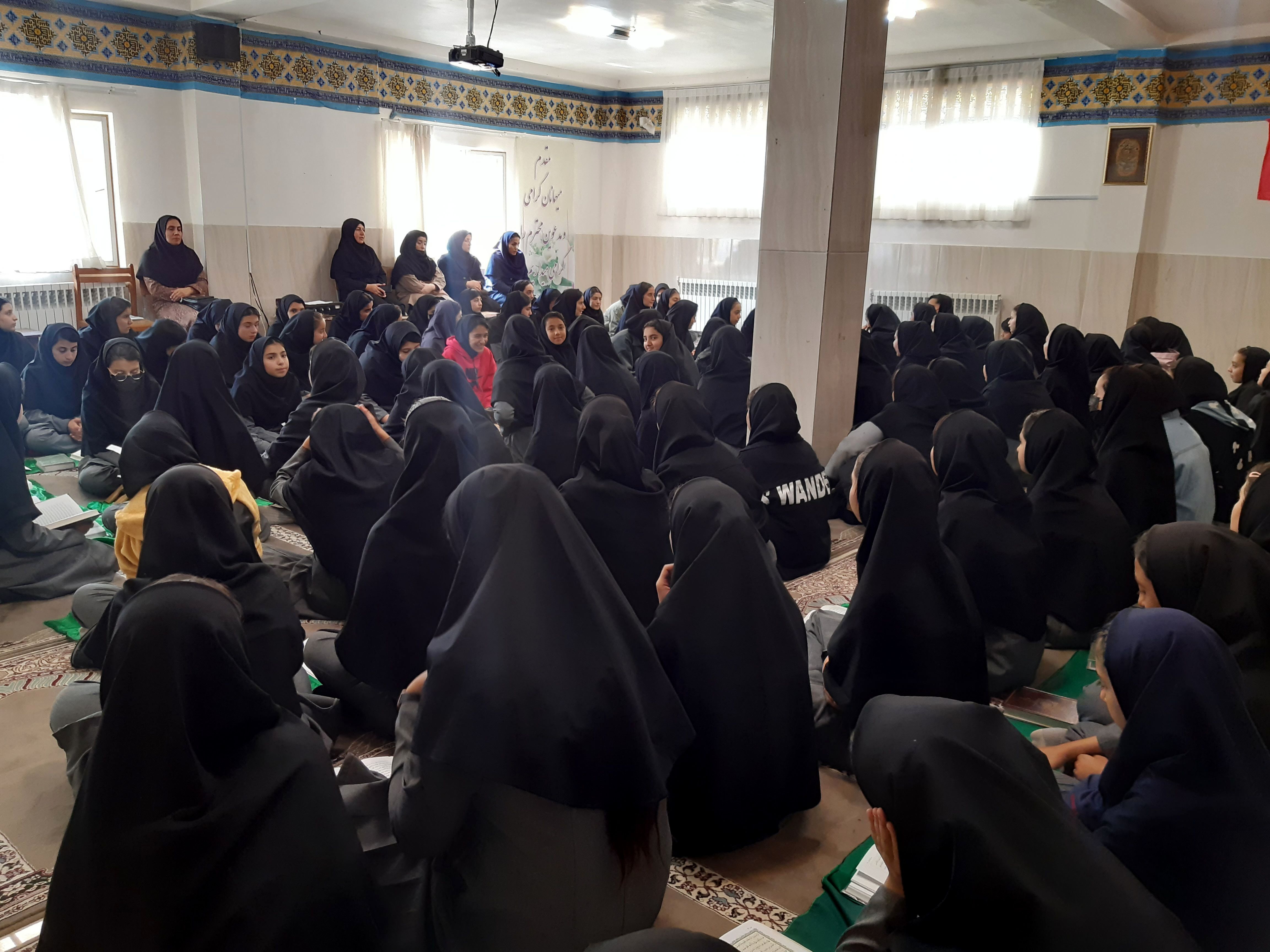برگزاری محفل انس با قرآن در دبیرستان نور اردبیل