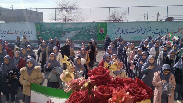 جلوه‌ای از همدلی و عشق به وطن در مدرسه والدین ۲ آناخاتون همزمان با زنگ انقلاب