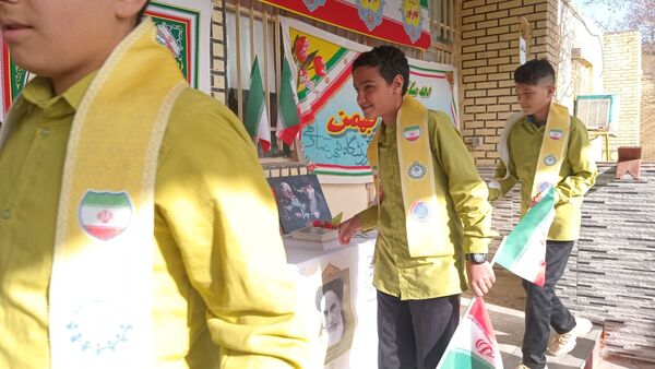 طنین زنگ انقلاب در مدرسهٔ شهید صادقی باخرز