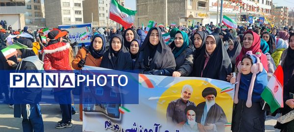 مردم غیور ملارد با حضور پرشور خود در راهپیمایی ۲۲ بهمن، ثابت کردند که همچنان پای انقلاب اسلامی ایستاده‌اند.