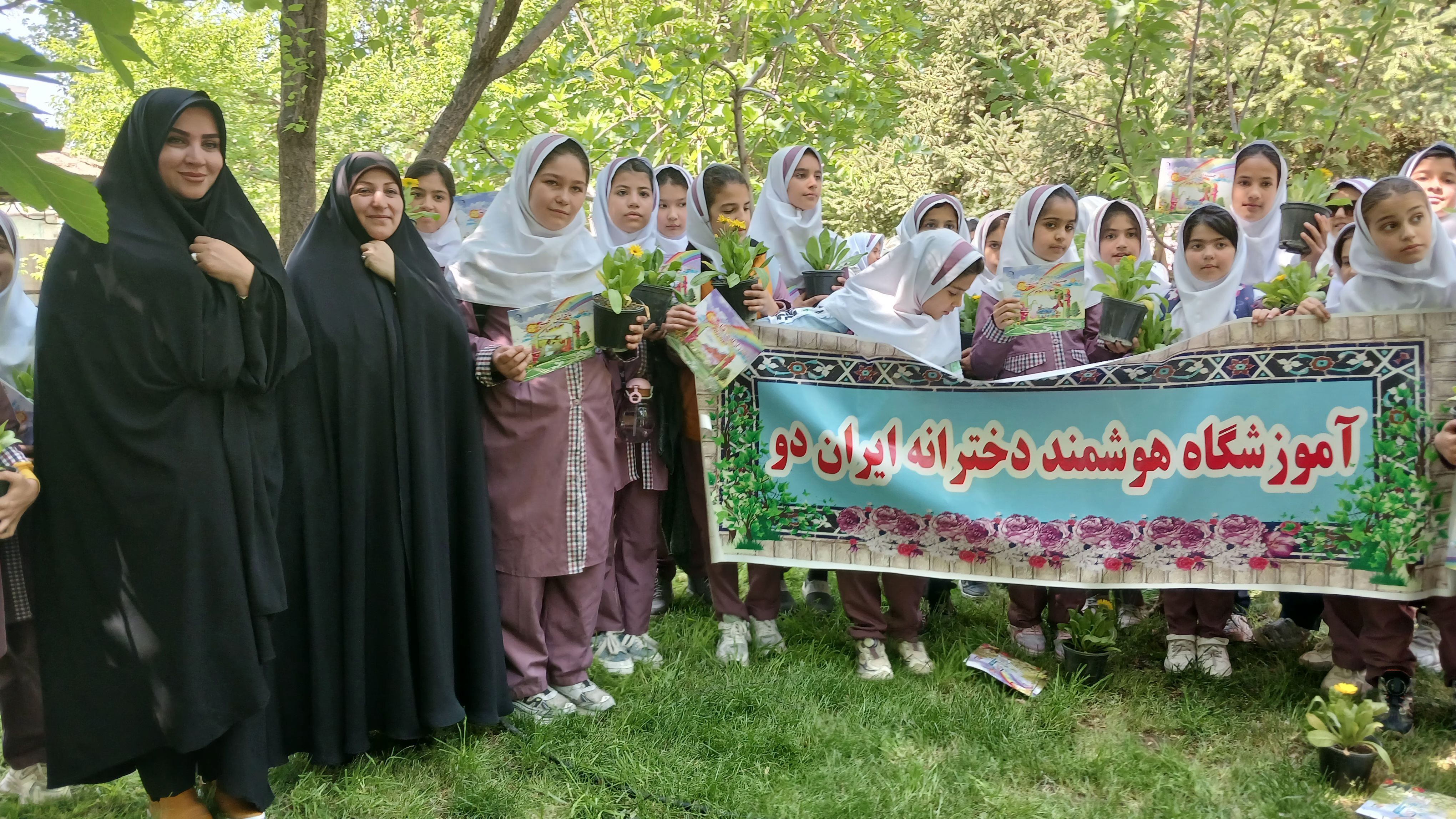 بازدید دانش‌آموزان مدرسه ایران از فضای سبز شهرداری ملارد به مناسبت روز زمین پاک