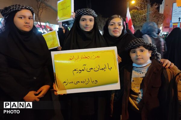 حضور دانش‌آموزان و نوجوانان در راهپیمایی شبانه اردبیل