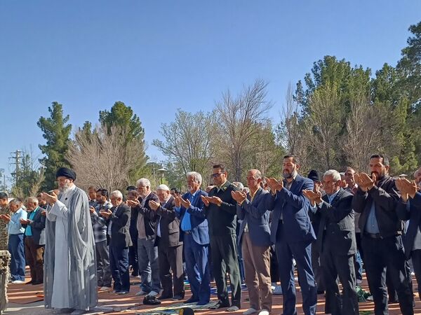 اقامه نماز با شکوه عید فطر به امامت امام جمعه حبیب آباد
