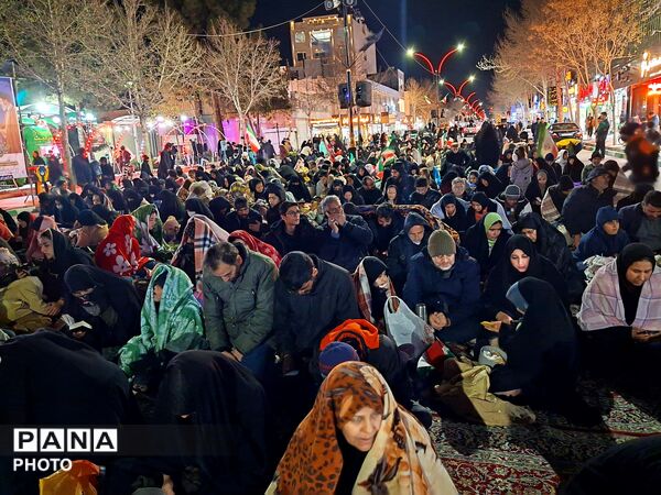 مردم کاشمر در کف خیابان و در هوای سرد احیا داشتند