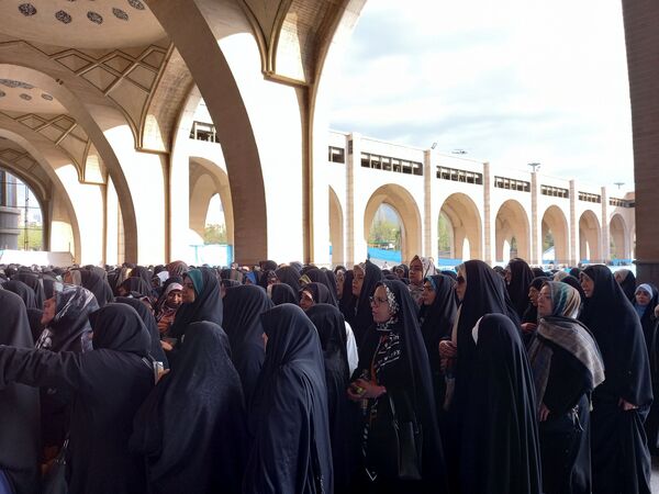 استقبال باشکوه و تعجیل مردم جهت برپایی نماز عید سعید فطر
