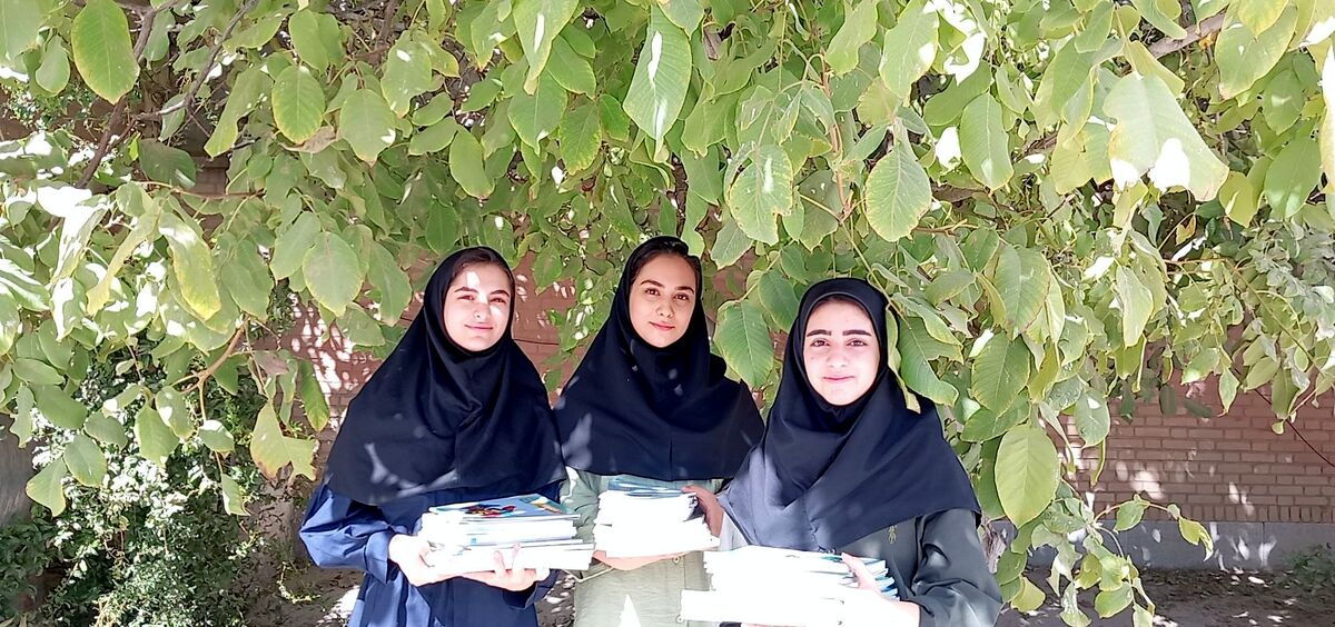 عکس یادگاری یازدهمی‌های دبیرستان محدثه خرم‌آباد در آغاز سال تحصیلی
