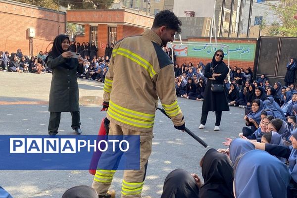 حضور قهرمانان بی‌ادعا در مدرسه حاج مهدی رسولی در هفته پدافند غیر عامل