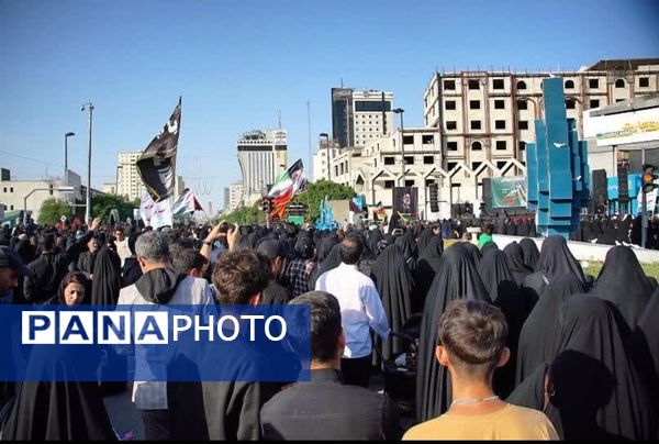 عزاداری مردم مشهد به مناسبت شهادت خادم الرضا(ع)، آیت الله رئیسی و همراهان ایشان