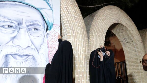 اثر انگشت هایی که قاب رهبر شهید را کامل کردند 