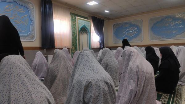 عطر بندگی در مدرسه اقامه نماز جماعت