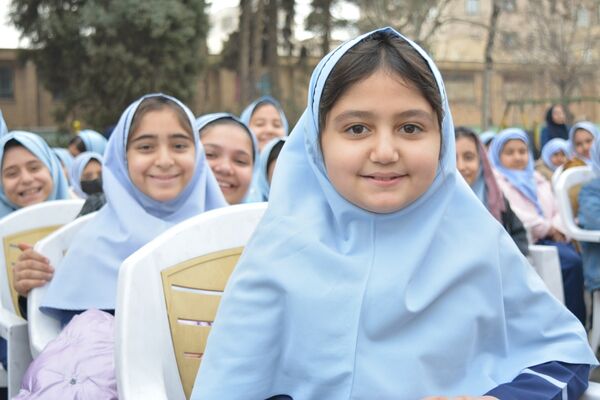 حضور خادمان رضوی در مدرسه قدر بهارستان‌دو