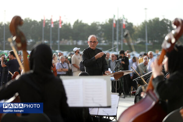 اجرای ارکستر سمفونیک تهران در میدان آزادی