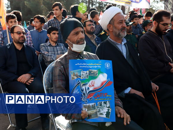 حضور افتخارآفرین دانش آموزان میبدی در تجمع یوم الله سیزده آبان 