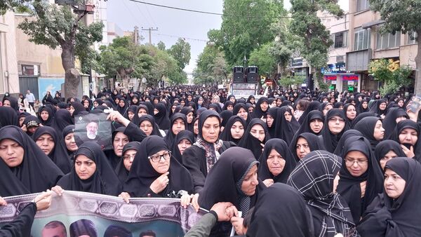 کاروان عزاداری شهیدان خدمت در خیابان‌های شهر اراک
