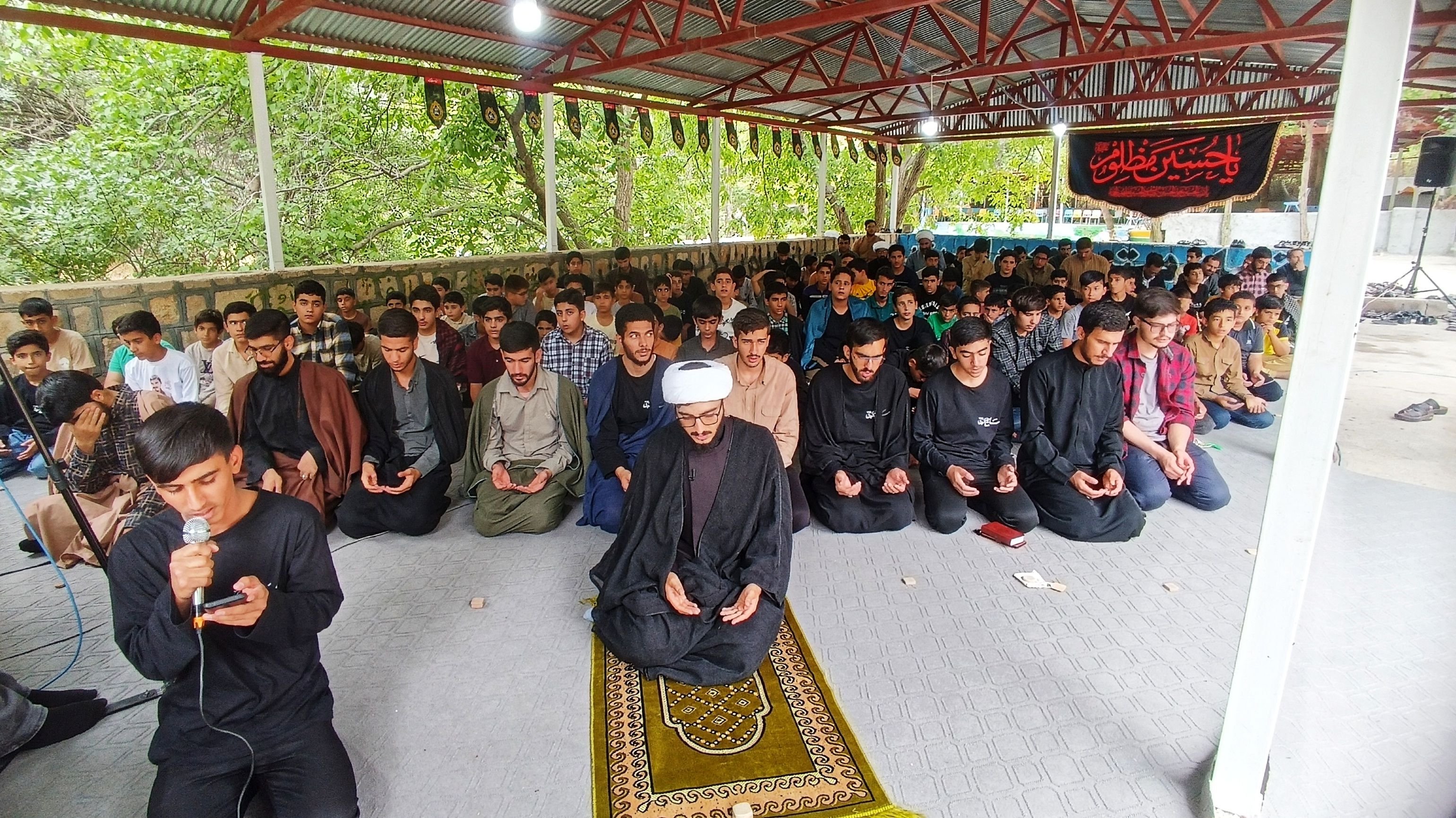 اقامه نماز دانش‌آموزی با حضور ۱۲۰ دانش‌آموز پسر در اردوگاه شهید بهشتی یاسوج