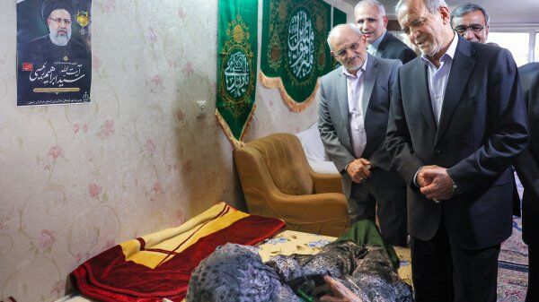 حضور رئیس‌جمهور پزشکیان در منزل مادر شهید رئیسی