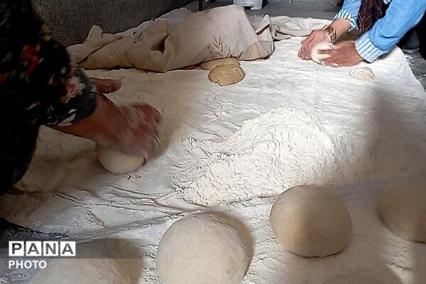 کمک به پخت نان به عشق آقای شهید ایران 
