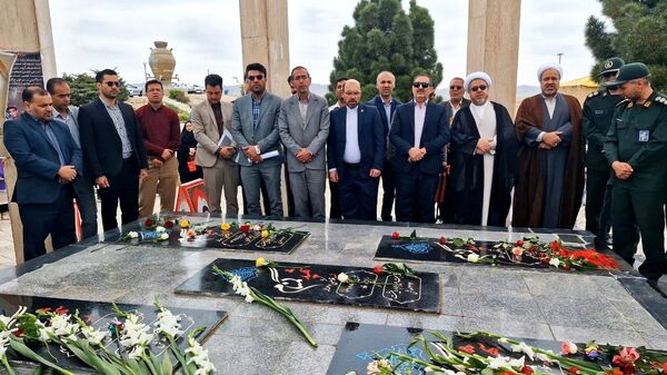 غبار روبی مزار شهدا در قوچان 