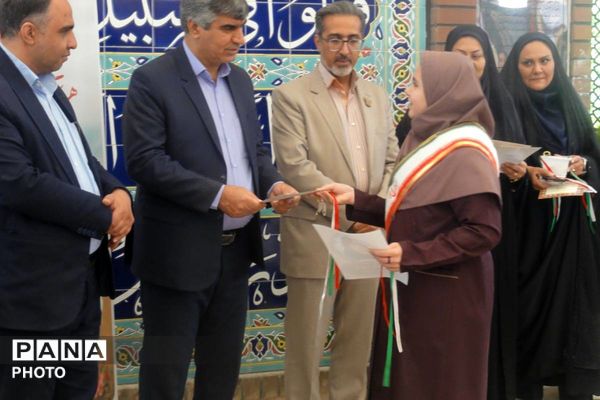 غبار روبی مزار شهدا در پردیس همزمان با هفته سلامت