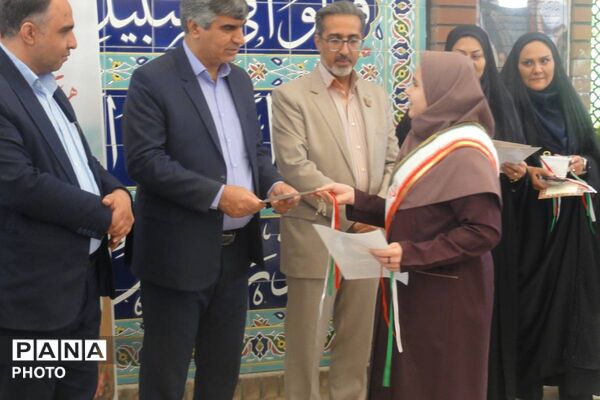 غبار روبی مزار شهدا در پردیس همزمان با هفته سلامت