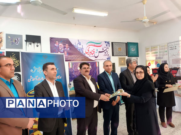 تقدیر هم‌زمان با هفته پژوهش و فناوری از ۱۵ معلم و دانش‌آموز پژوهشگر برتر در بهبهان 