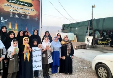 دانش آموزان شهرستان دهلران برای خدمات رسانی به زائران اربعین حسینی حضور چشمگیری دارند