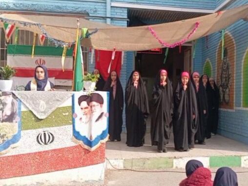 جشن تقدیر پیشتازان برگزیده پویش بوسه بر دستان مادر در دبیرستان دخترانه انقلاب اسلامی 